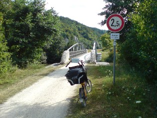Altmühltal-Radweg: Brücke über den Ludwig-Donau-Main-Kanal - Radler sollen absteigen, bloß warum?