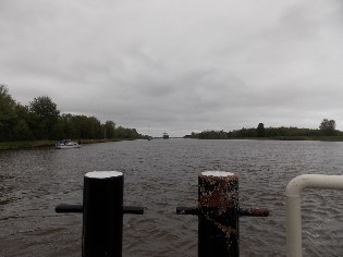 Blick von der Fähre Breiholz auf den Nord-Ostsee-Kanal