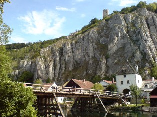 Tor und Burg in Essing - Altmühltal-Radweg