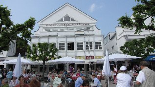Café Niederegger in der Vorderreihe in Travemünde