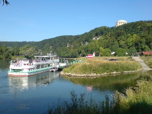 Blick auf den Donaudurchbruch und die Befreiungshalle in Kelheim am Donau-Radweg