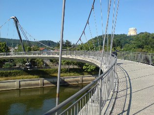 Hängebrücke in Kelheim am Donau-Radweg, im Hintergrund die Befreiungshalle