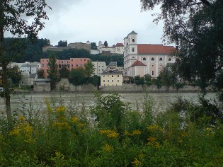 Blick vom Donau-Radweg auf die Altstadt von Passau und die Veste Oberhaus