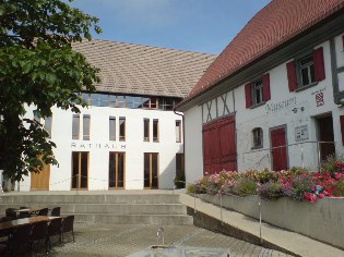 Rathaus und Museum in Rottenacker, Donau-Radweg