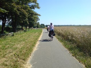 Fahrradtouristinnen unterwegs auf dem Ostsee-Radweg