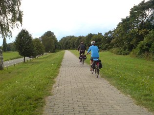 Unterwegs auf dem Ostsee-Radweg bei Zempin auf Usedom