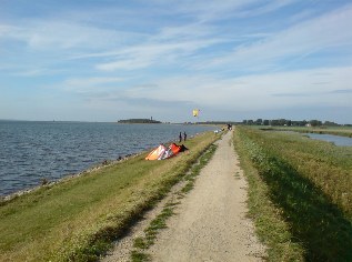 Unterwegs auf dem Ostseeküsten-Radweg: Deichpfad auf der Insel Fehmarn