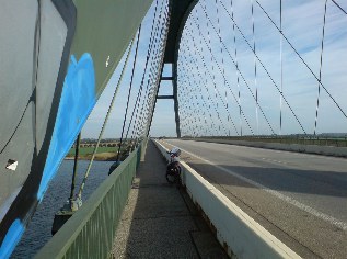 Auf der Fehmarnsundbrücke, Ostseeküsten-Radweg