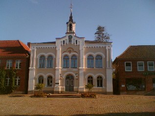 Rathaus von Oldenburg in Holstein (Foto: Trinsath), Ostseeküsten-Radweg