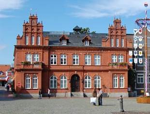 Rathaus in Heiligenhafen, Ostseeküsten-Radweg