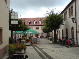 Unterwegs auf dem Radweg Liebliches Taubertal: Im Hof des ehemaligen Klosters in Tauberbischofsheim